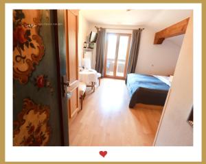 a room with a bedroom with a bed and a door at Berghupferl - do legst di nieda in Oberaudorf