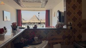 Телевізор і / або розважальний центр в Full Pyramids View Apartment with Balcony For 8 P