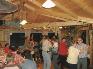 eine Gruppe von Leuten, die in einem Raum tanzen in der Unterkunft Landhotel Waldesruh in Furth im Wald