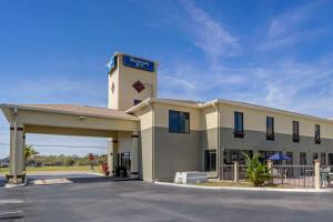 een hotel met een parkeergarage op een parkeerplaats bij Rodeway Inn Wesley Chapel in Wesley Chapel