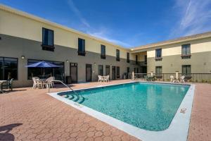 a swimming pool in front of a building at Rodeway Inn Wesley Chapel in Wesley Chapel