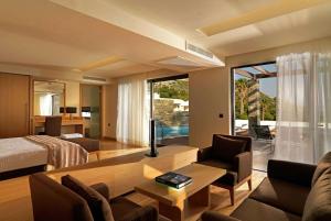 Postel nebo postele na pokoji v ubytování Wyndham Loutraki Poseidon Resort