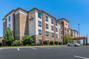 Comfort Suites Bridgeport - Clarksburg في بريدجبورت: فندق تقف امامه سيارة