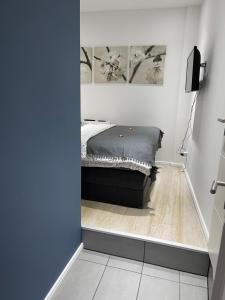 ein Schlafzimmer mit einem Bett in der Ecke eines Zimmers in der Unterkunft Ferienwohnung am Traveufer in Travemünde