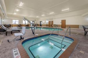 Swimmingpoolen hos eller tæt på Comfort Suites Bridgeport - Clarksburg