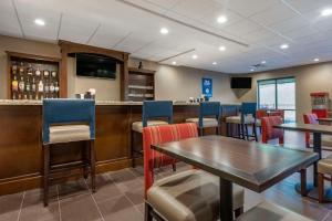 um restaurante com mesas e cadeiras e um bar em Comfort Suites Bridgeport - Clarksburg em Bridgeport