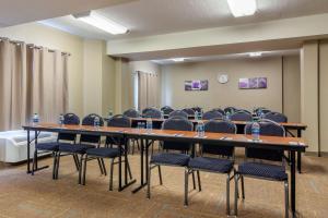 una sala de conferencias con una mesa grande y sillas en Sleep Inn Marietta-Atlanta near Ballpark-Galleria, en Marietta