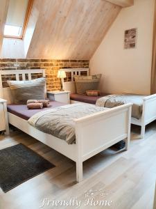 a bedroom with two beds in a attic at Friendly Home - Gemütliches Backsteinhaus in Bornheim