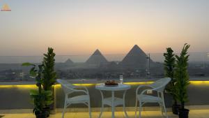 Зображення з фотогалереї помешкання Full Pyramids View Apartment with Balcony For 8 P у Каїрі