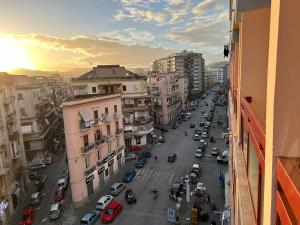 Blick auf eine Straße mit parkenden Autos in der Unterkunft B&B OFF Rooms and Relax in Neapel