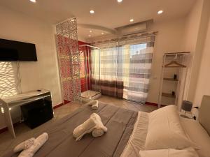 ein Schlafzimmer mit einem Bett mit Handtüchern darauf in der Unterkunft B&B OFF Rooms and Relax in Neapel