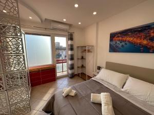 ein Schlafzimmer mit einem Bett und einem großen Wandgemälde in der Unterkunft B&B OFF Rooms and Relax in Neapel