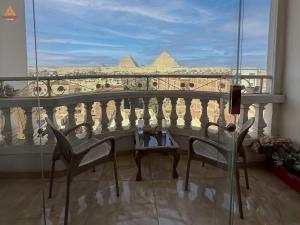 Балкон або тераса в Full Pyramids View Apartment with Balcony For 8 P