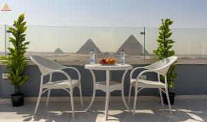 Балкон або тераса в Full Pyramids View Apartment with Balcony For 8 P
