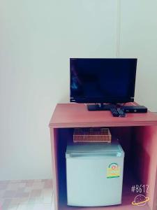 biurko z telewizorem na górze w obiekcie Baan Krunah w mieście Krabi