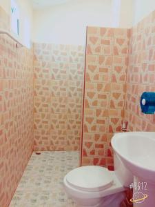łazienka z toaletą i umywalką w obiekcie Baan Krunah w mieście Krabi