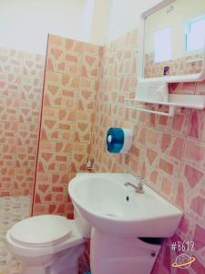 La salle de bains est pourvue de toilettes blanches et d'un lavabo. dans l'établissement Baan Krunah, à Krabi