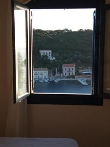 KiónionにあるArgalios Studiosの水の景色を望むベッドルームの窓