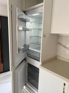 - un réfrigérateur vide avec une porte ouverte dans la cuisine dans l'établissement Elite Marine Apartments, à Alanya