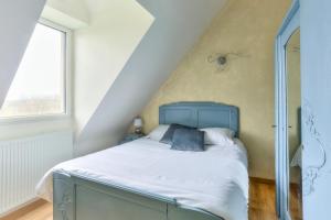 łóżko w pokoju z pająkiem na ścianie w obiekcie Tour des Alleux - Maison de maître pour 6 w mieście Taden