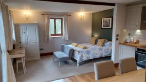 1 dormitorio con 1 cama, 1 mesa y 1 silla en Stowe Fields, en Northampton