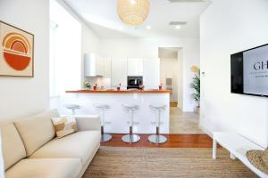 a living room with a couch and a bar at Ice Cream Call Apartments in Faro