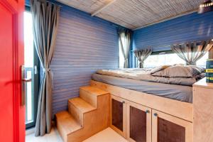 1 dormitorio con 1 cama en una pared azul en Sobieszepty, odetchnij ciszą, en Gdansk