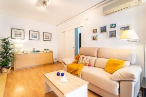 a living room with a couch and a table at Precioso piso moderno: Terraza, A/C, NetFlix, WiFi in Valencia