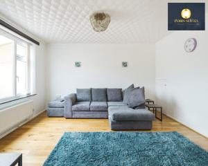 sala de estar con sofá y alfombra en Fobis Suites Short Lets for 3 Bed Family Group Contractors Dagenham, en Dagenham