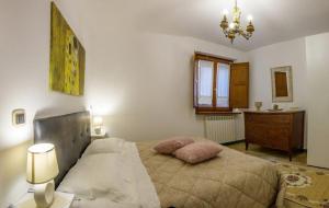 1 dormitorio con 1 cama con 2 almohadas en Dal Duca Federico, en Mondavio