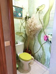 ein Bad mit WC und Wandgemälde in der Unterkunft Maison de 4 chambres avec jardin clos et wifi a Roncherolles en Bray in Mauquenchy