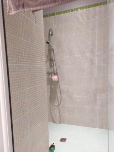 eine Dusche im Bad mit Fliesenboden in der Unterkunft Maison de 4 chambres avec jardin clos et wifi a Roncherolles en Bray in Mauquenchy