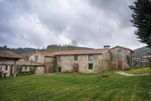 a large stone house with a large yard at Casa Grande do Soxal in Cesuras