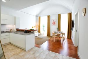 Kuchyň nebo kuchyňský kout v ubytování Endless Summer Apartment