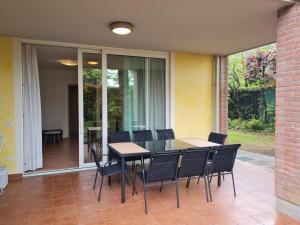 une salle à manger avec une table et des chaises sur une terrasse dans l'établissement Lato soleggiato @Gardazzurro, à Padenghe sul Garda