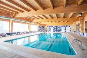 ein großer Pool mit blauem Wasser in der Unterkunft Hotel Benidorm East by Pierre & Vacances in Benidorm