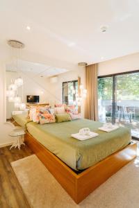 1 dormitorio con 1 cama grande en una habitación en Quinta do Pomar Maior, en Arouca