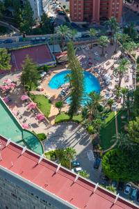 een luchtzicht op een resort met 2 zwembaden bij Hotel Benidorm East by Pierre & Vacances in Benidorm