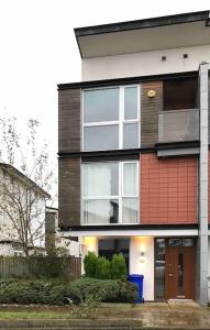 une maison avec une grande fenêtre sur le côté dans l'établissement Comfortable 3-Storey House with Free Car Parking, à Manchester