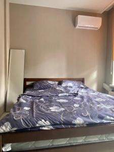 un letto con piumone blu in una camera da letto di Апартаменты в ЖК Комфорт Таун a Kiev