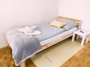 uma cama com duas toalhas num quarto em Apartman JakoDoma em Ceská Lípa