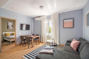 uma sala de estar com um sofá e uma mesa em Three bedrooms apartment em Barcelona