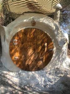 a sculpture of a bird in a round window at La lodge vue mer in Nice