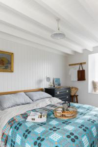 Ліжко або ліжка в номері The Cob at Venn Farm - Award Winning Architecture with Hot Tub Near Cornish Surf Beaches