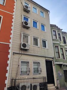 ein Apartmenthaus mit zwei Klimaanlagen davon in der Unterkunft mert apartman in Istanbul