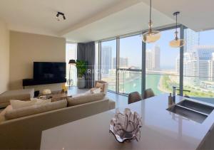 Posezení v ubytování Brand-new 1BR Stella Maris Dubai Marina by Rich Stay