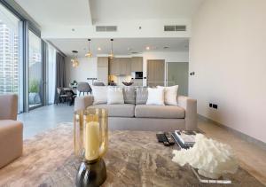 Posezení v ubytování Brand-new 1BR Stella Maris Dubai Marina by Rich Stay