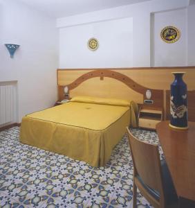 Postel nebo postele na pokoji v ubytování Hotel Bristol