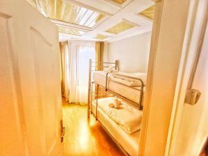 מיטה או מיטות קומותיים בחדר ב-Taksim History Wooden Hostel