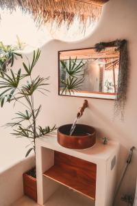 uma casa de banho com um lavatório e um vaso de plantas em ALOE Beach Villa 1 em Ao Nam Mao